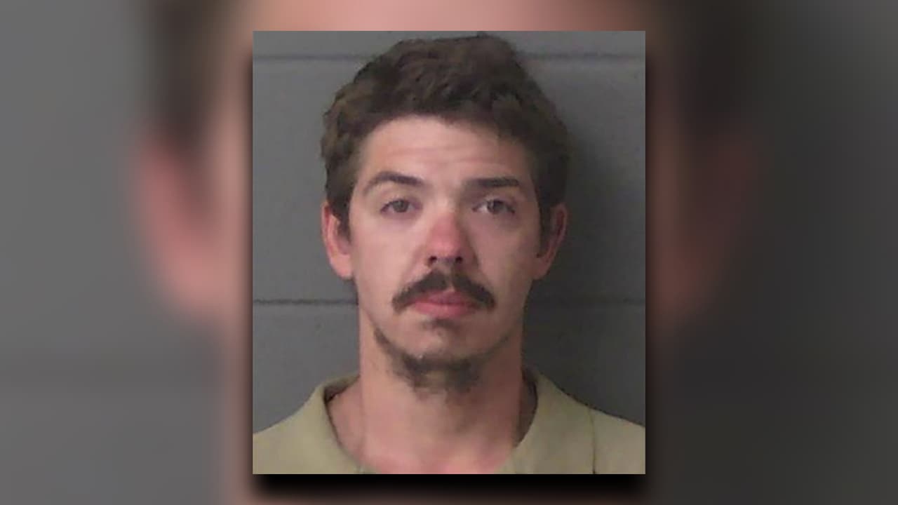 Calvin Harvard, de 28 años, fue acusado de alteración de pruebas y robo al recibir propiedad robada. Permanece arrestado en la cárcel del condado de Newton. Su audiencia de presentación está pendiente.