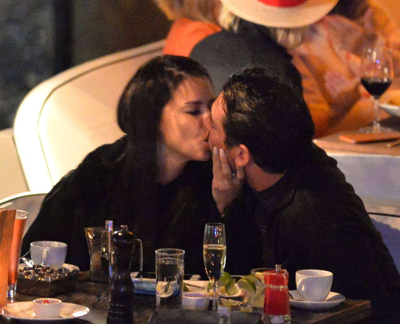 Adriana Lima rompió con el receptor de New England Patriots Julian Edelman hace sólo una semana. Sin embargo, se le vio besándose en un restaurante con el chico malo de los muchachos de Nueva York Mitch, Matt Harvey. Estas son las primeras fotos de la nueva pareja. La pareja llegó en yate y cenaron y tomaron champán por horas en el River Yacht Club el 15 de marzo de 2017, en Miami, Florida.