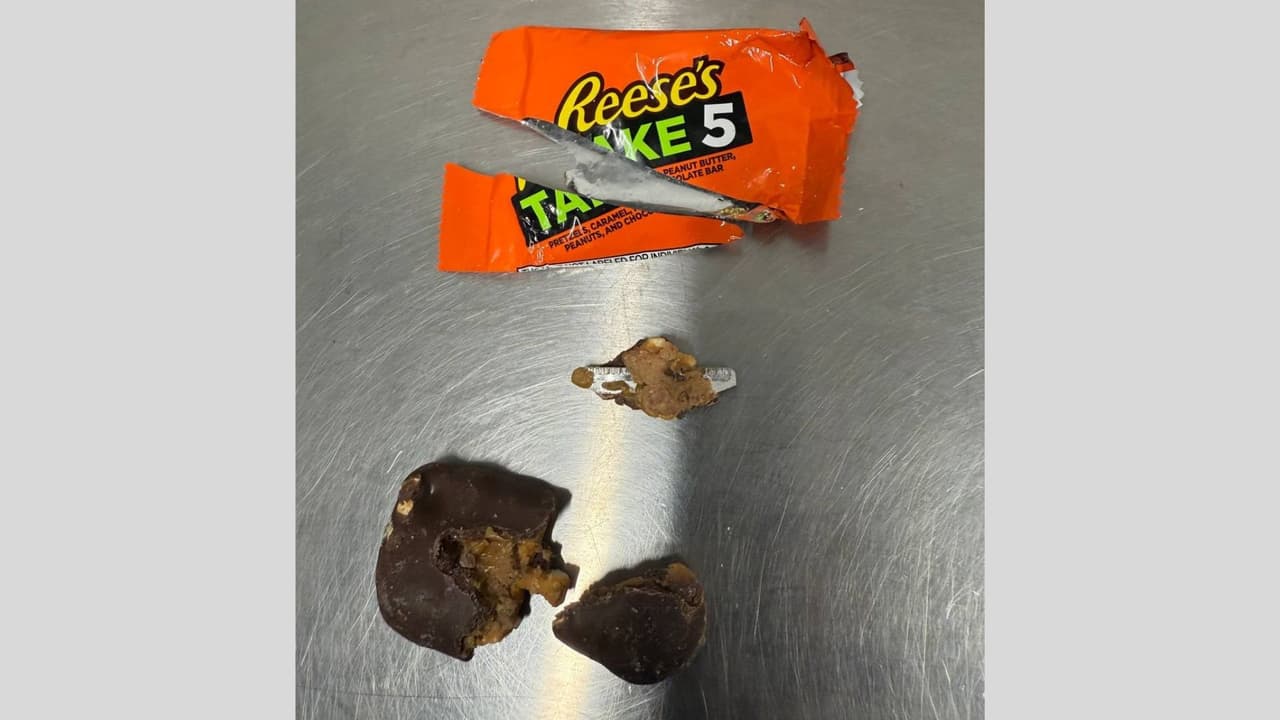 Policía reporta el hallazgo de una navaja dentro de un chocolate tras festejos de Halloween