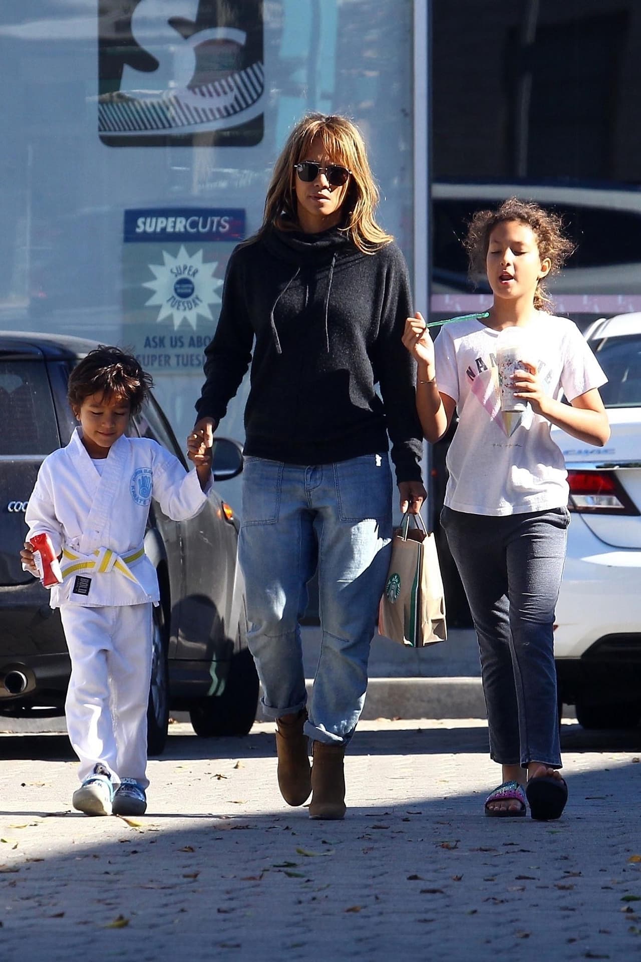 Berry es mamá de dos hijos que tuvo con diferentes parejas. Con 
<b><a href="https://www.univision.com/entretenimiento/halle-berry-esta-en-pie-de-guerra-contra-su-ex-gabriel-aubry-video" target="_blank">Gabriel Aubry</a></b> procreó a Nahla, de 11 años. Con el actor 
<b><a href="https://www.univision.com/famosos/ex-esposo-de-halle-berry-pasea-a-solas-con-su-hijo-fotos#eef72cde0000" target="_blank">Olivier Martínez</a></b> tuvo a Maceo, de 5 años. De los dos la actriz está divorciada.