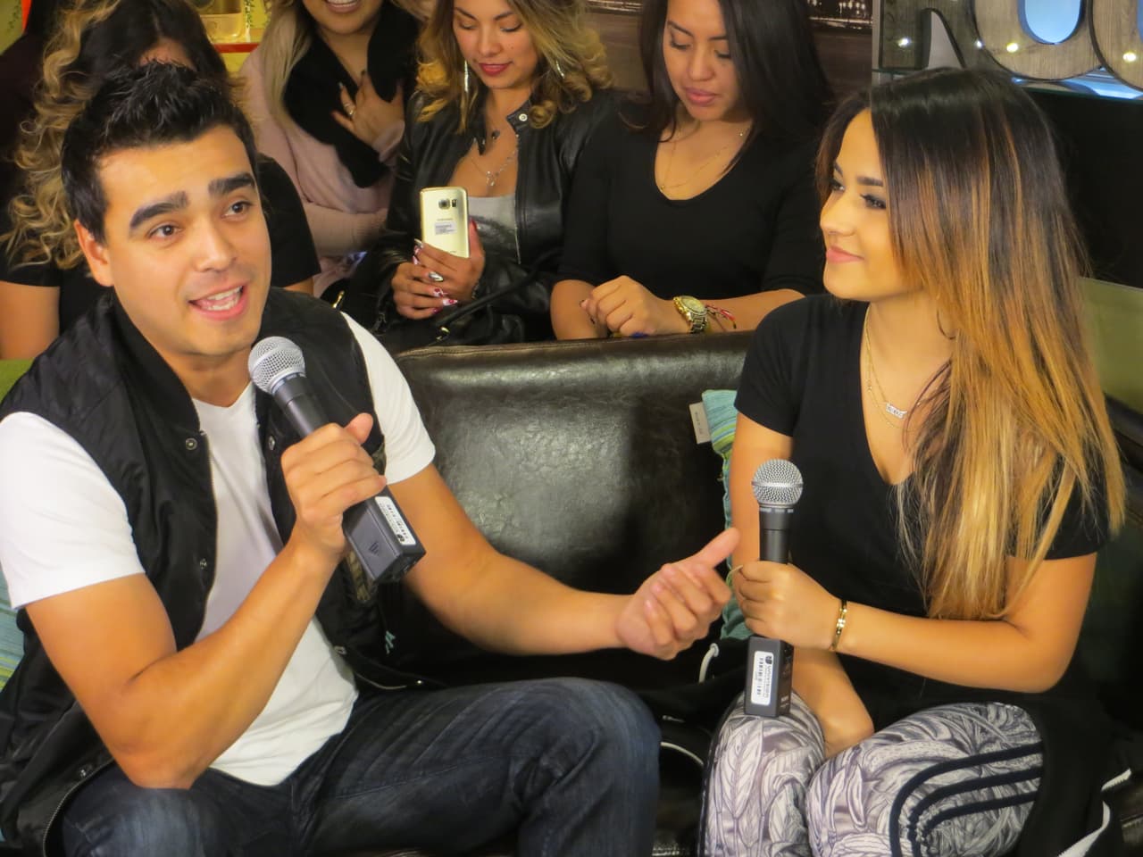 La cantante Becky G estuvo de visita en Chicago para promover su concierto con J Balvin. Convivió con sus fans y con Mau Mauricio de Latino Mix, cantó uno de sus nuevos temas y hasta se aventó una canción ranchera. ¡Ajúa!