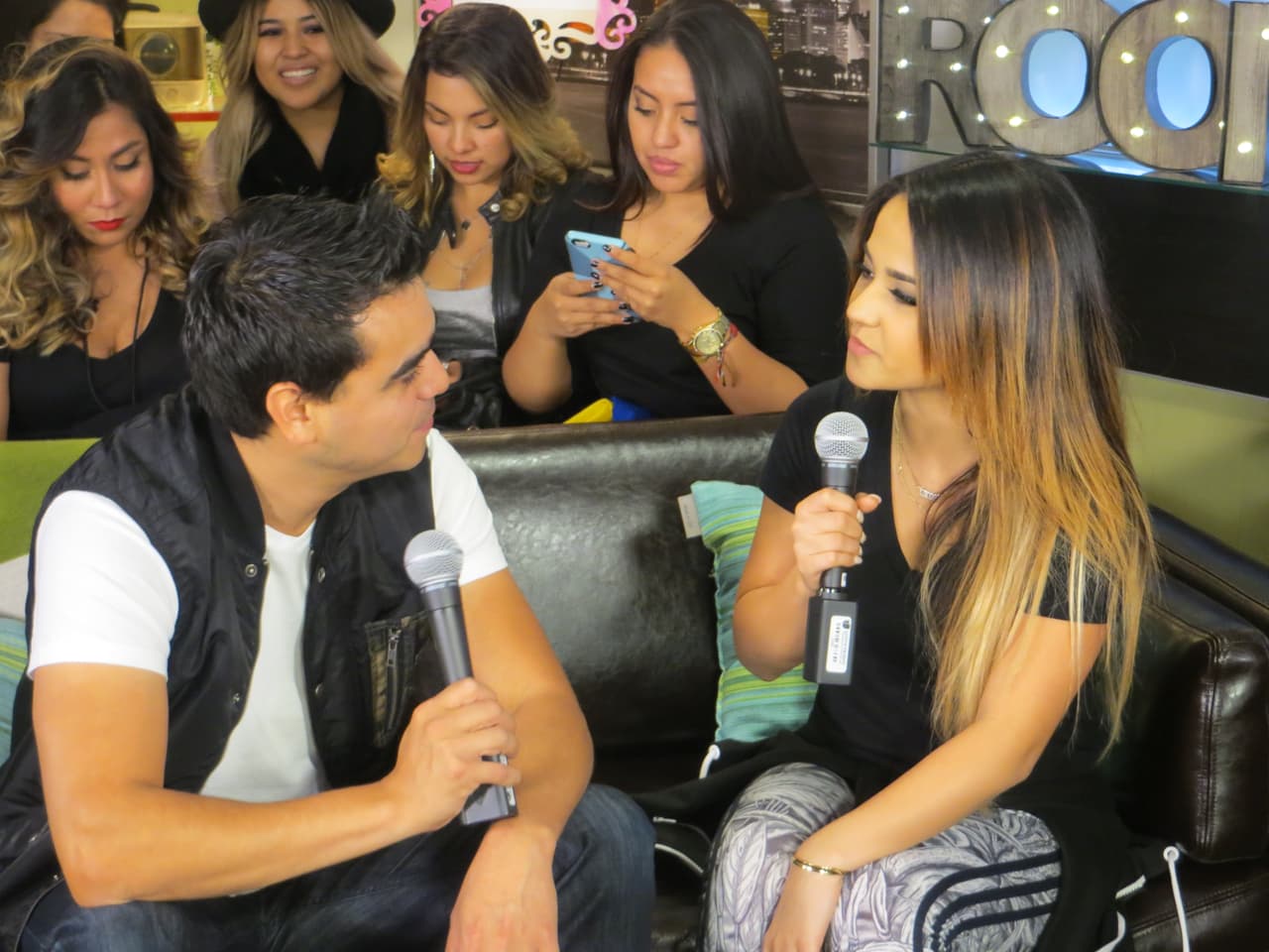 La cantante Becky G estuvo de visita en Chicago para promover su concierto con J Balvin. Convivió con sus fans y con Mau Mauricio de Latino Mix, cantó uno de sus nuevos temas y hasta se aventó una canción ranchera. ¡Ajúa!