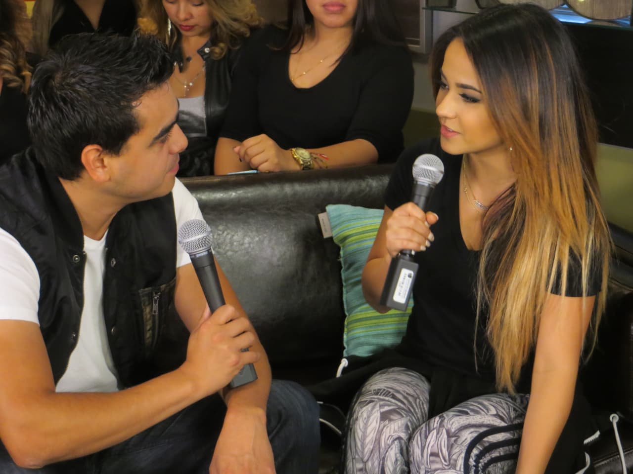 La cantante Becky G estuvo de visita en Chicago para promover su concierto con J Balvin. Convivió con sus fans y con Mau Mauricio de Latino Mix, cantó uno de sus nuevos temas y hasta se aventó una canción ranchera. ¡Ajúa!