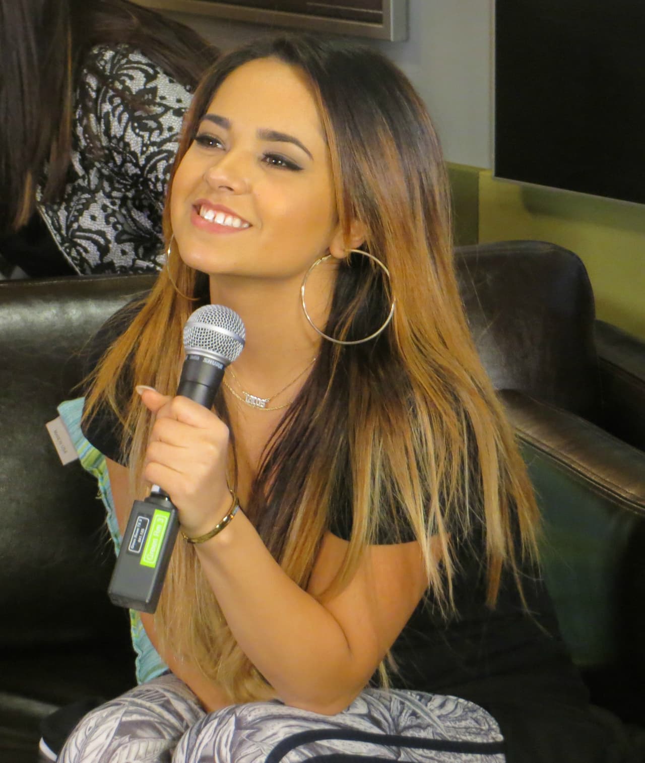 La cantante Becky G estuvo de visita en Chicago para promover su concierto con J Balvin. Convivió con sus fans y con Mau Mauricio de Latino Mix, cantó uno de sus nuevos temas y hasta se aventó una canción ranchera. ¡Ajúa!