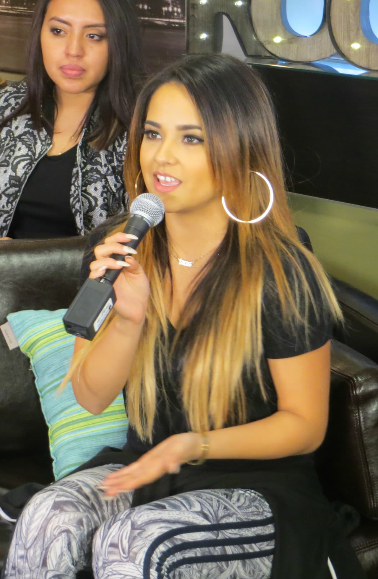 La cantante Becky G estuvo de visita en Chicago para promover su concierto con J Balvin. Convivió con sus fans y con Mau Mauricio de Latino Mix, cantó uno de sus nuevos temas y hasta se aventó una canción ranchera. ¡Ajúa!