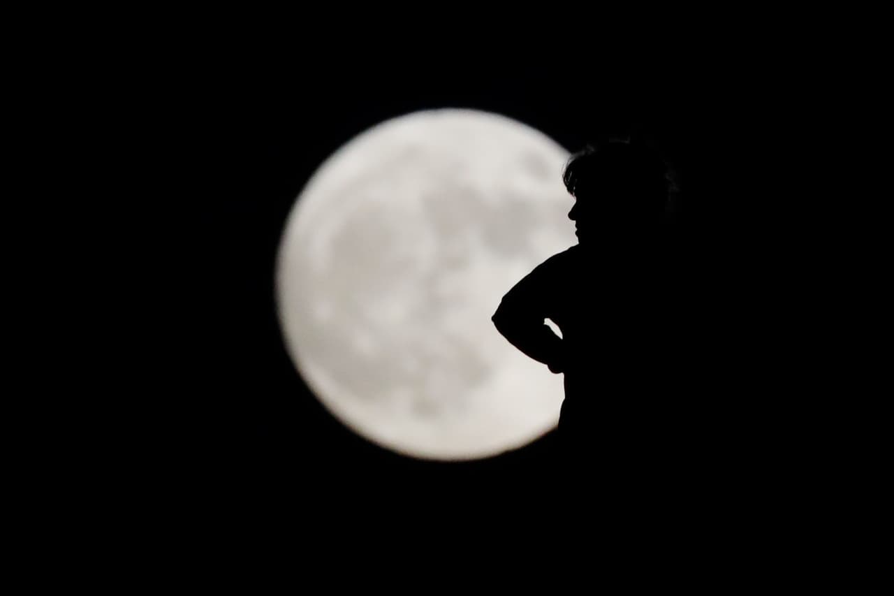 Residente de La Habra contempla la superluna.