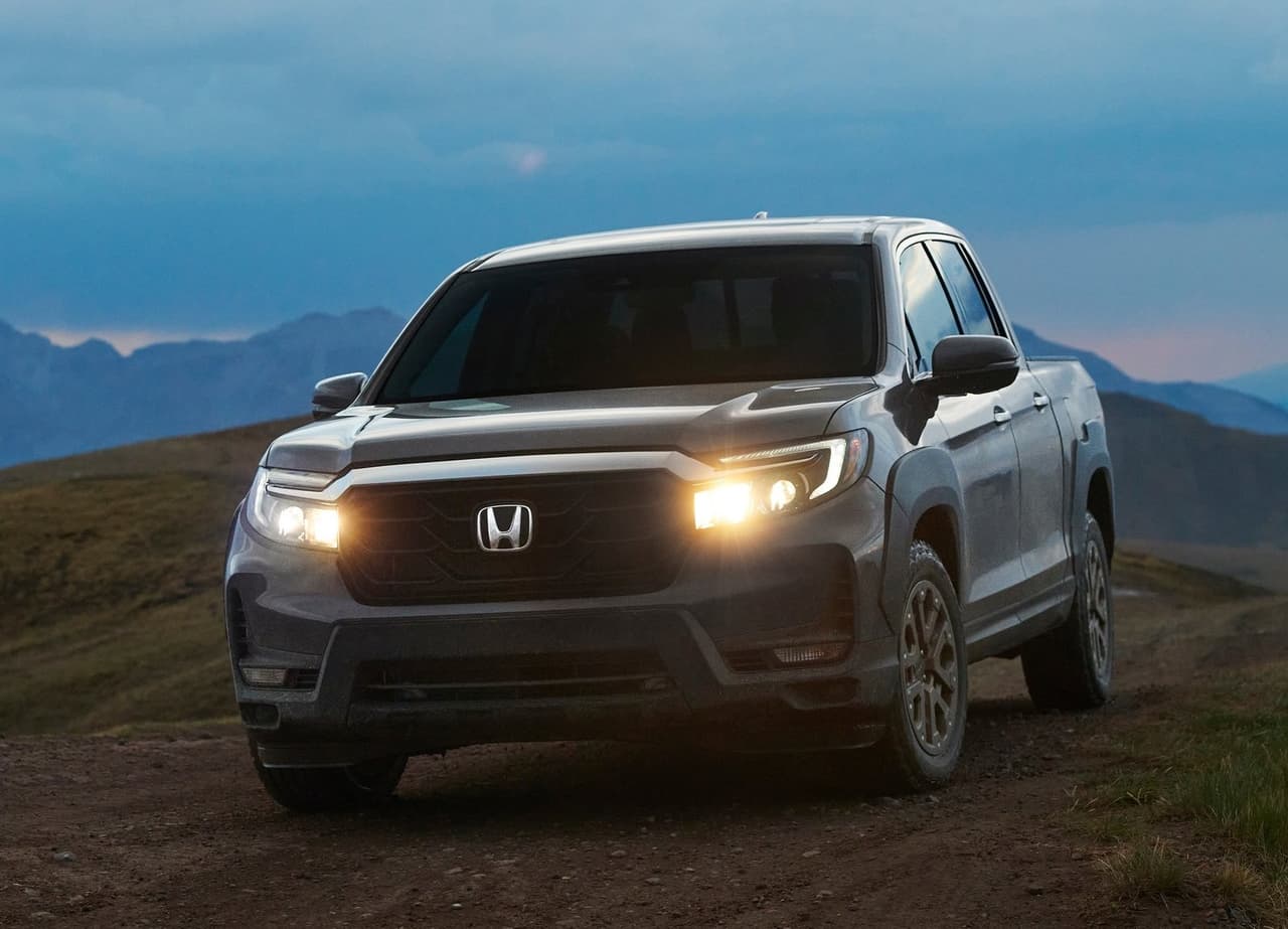 En el apartado mecánico, la pickup mantiene el motor V6 de 3.5 litros con el que produce 280 caballos de fuerza y 262 lb-pie de torque. Este relacionado a una transmisión automática de nueve velocidades como la que monta la Passport y Pilot.