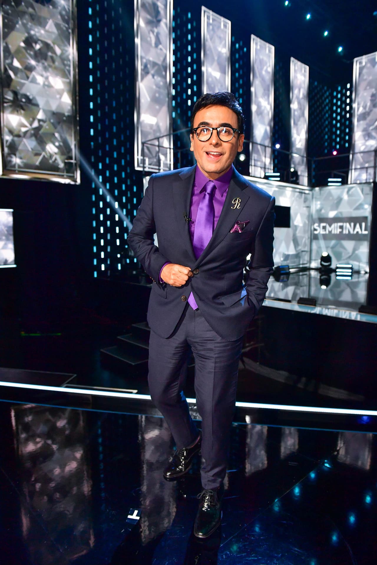 <b>Adal Ramones</b> también fue muy elegante a la semifinal con un traje negro con camisa, corbata y pañuelo morados.