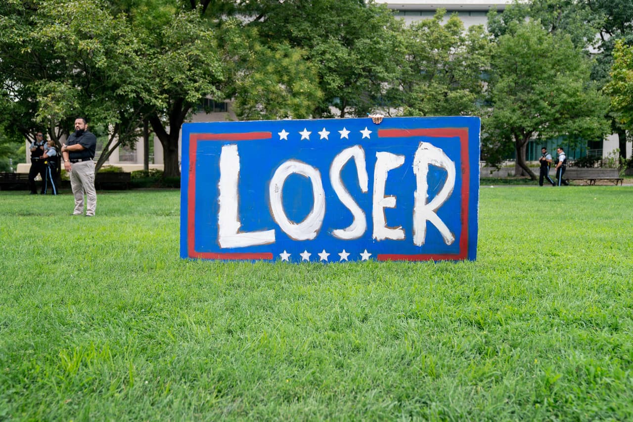 Además, acusa a Trump y a sus aliados de tratar "de sacar provecho de la violencia y el caos” al pedir a los legisladores la tarde del 6 de enero que aplazaran la certificación de la victoria de Biden.