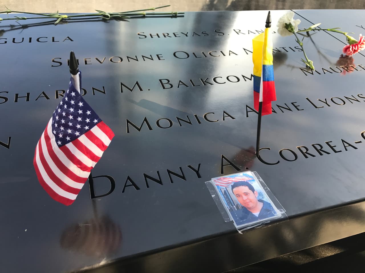 La familia de Danny Correa pegó una foto de él y enterró dos banderitas en su nombre. (Patricia Vélez)