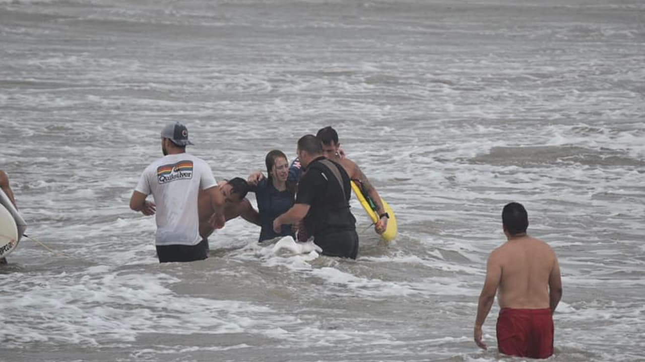 Cuatro surfistas rescataron a dos jóvenes en la playa Surfside en el condado Brazoria.