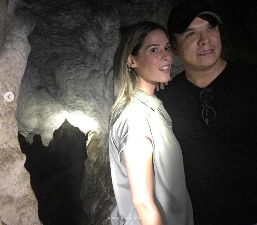 De acuerdo con la revista 
<b><a href="https://www.quien.com/circulos/2020/08/31/gerardo-islas-ex-sherlyn-boda-claudia-wade" target="_blank">Quién</a></b>, la pareja se conoció hace solo 8 meses en la casa de unos amigos en común en la Ciudad de México. 
<br>