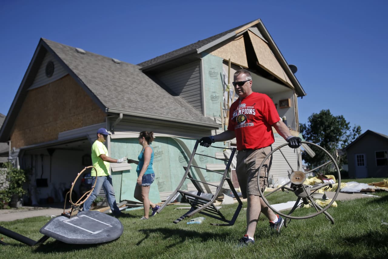 <b>Asegure los muebles de exterior:</b> los muebles y estructuras de jardín livianas y los elementos decorativos para el césped deben asegurarse, ya que pueden ser arrastrados por los fuertes vientos y dañar las líneas eléctricas o la propiedad.
<br>