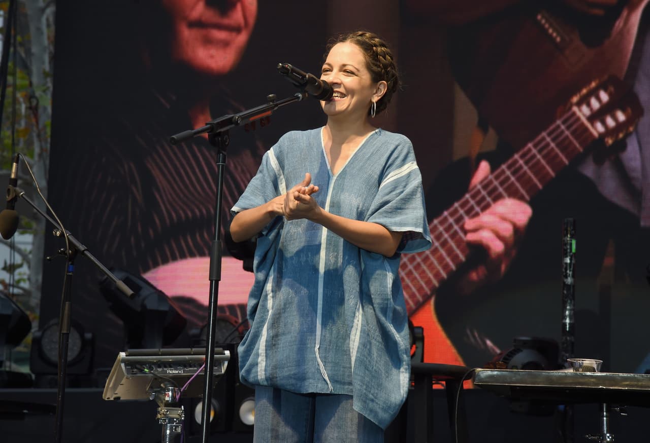 Continuando con las referencias mexicanas, la cantante decidió vestir un poncho y hacerse una corona de trenzas.