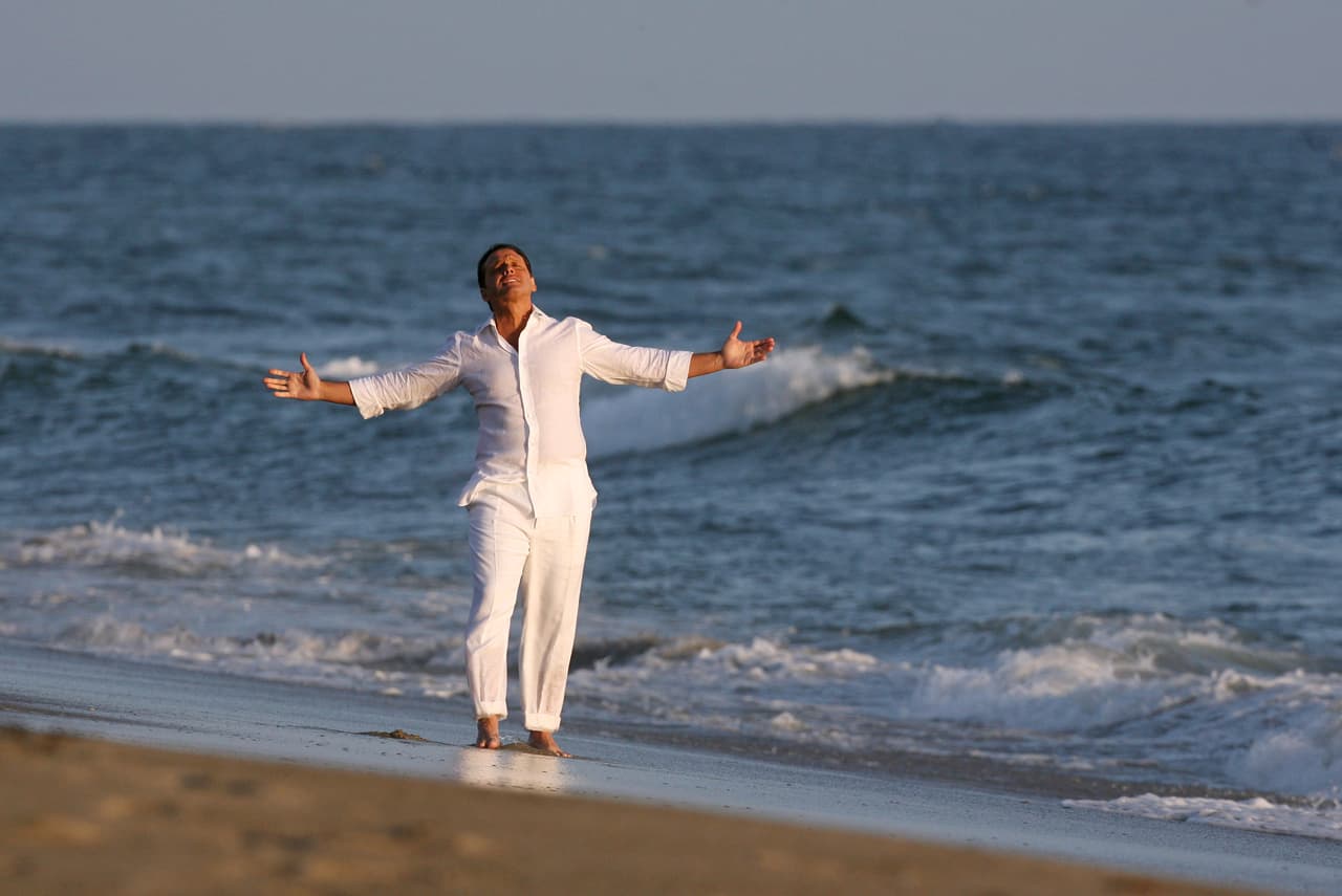 Este domingo 30 de mayo se transmitió el capítulo final de la segunda temporada de 'Luis Miguel, La Serie'. En el episodio 'Historia de un amor' se ficcionó la manera en que el cantante supuestamente descubrió el romance que tenían Michelle Salas y Alejandro Asensi.