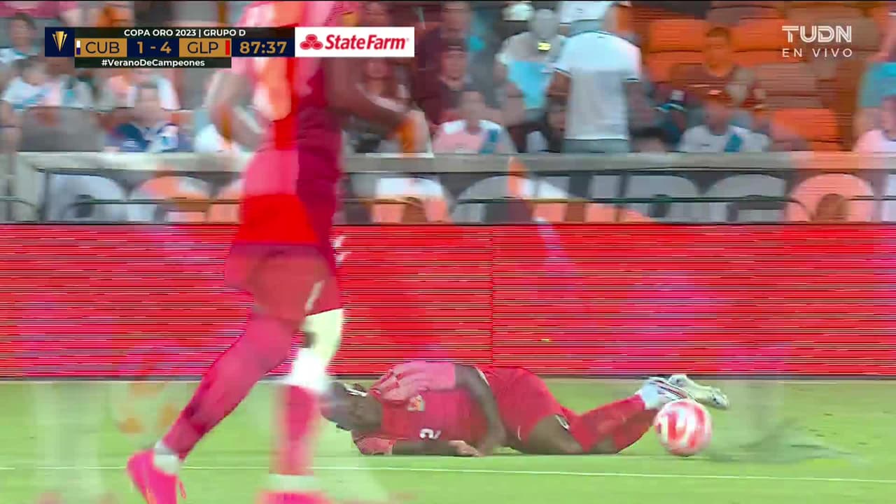 ¡Expulsión! El árbitro saca la roja directa a Aldair Ruiz.