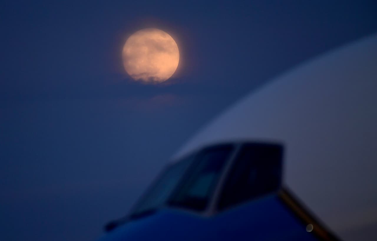 La superluna desde la base de la Fuerza Aérea Andrews en Maryland, en primer plano el Airforce One.