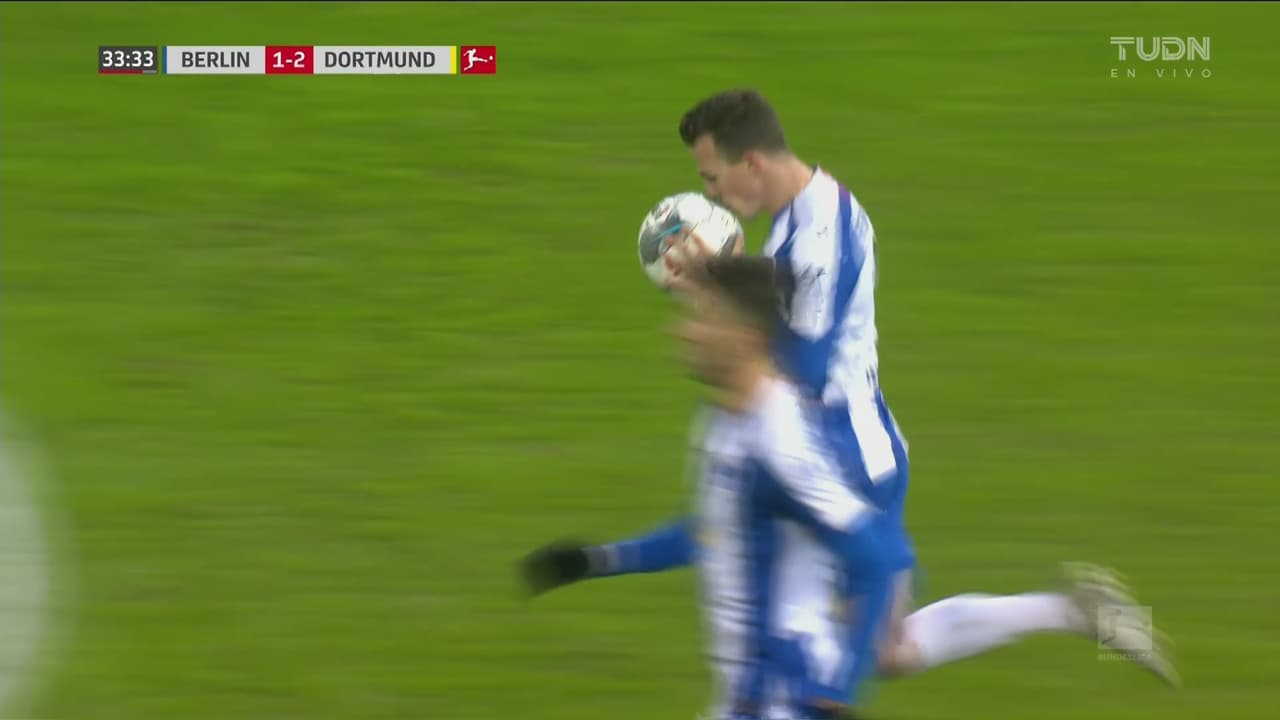 ¡Cayó el descuento! Darida desvía la pelota en el área para recortar distancia