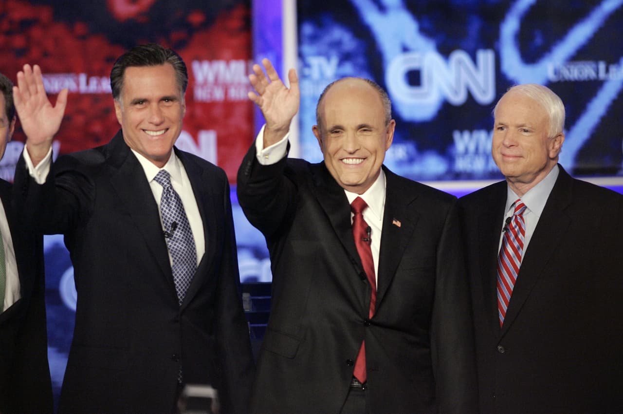 En la campaña por la candidatura republicana Rudy Guiliani asiste al debate presidencial junto a los otros aspirantes para las elecciones del 2008. Junto a él, Mitt Romney y Jhon McCain en la contienda de New Hampshire, junio de 2007.