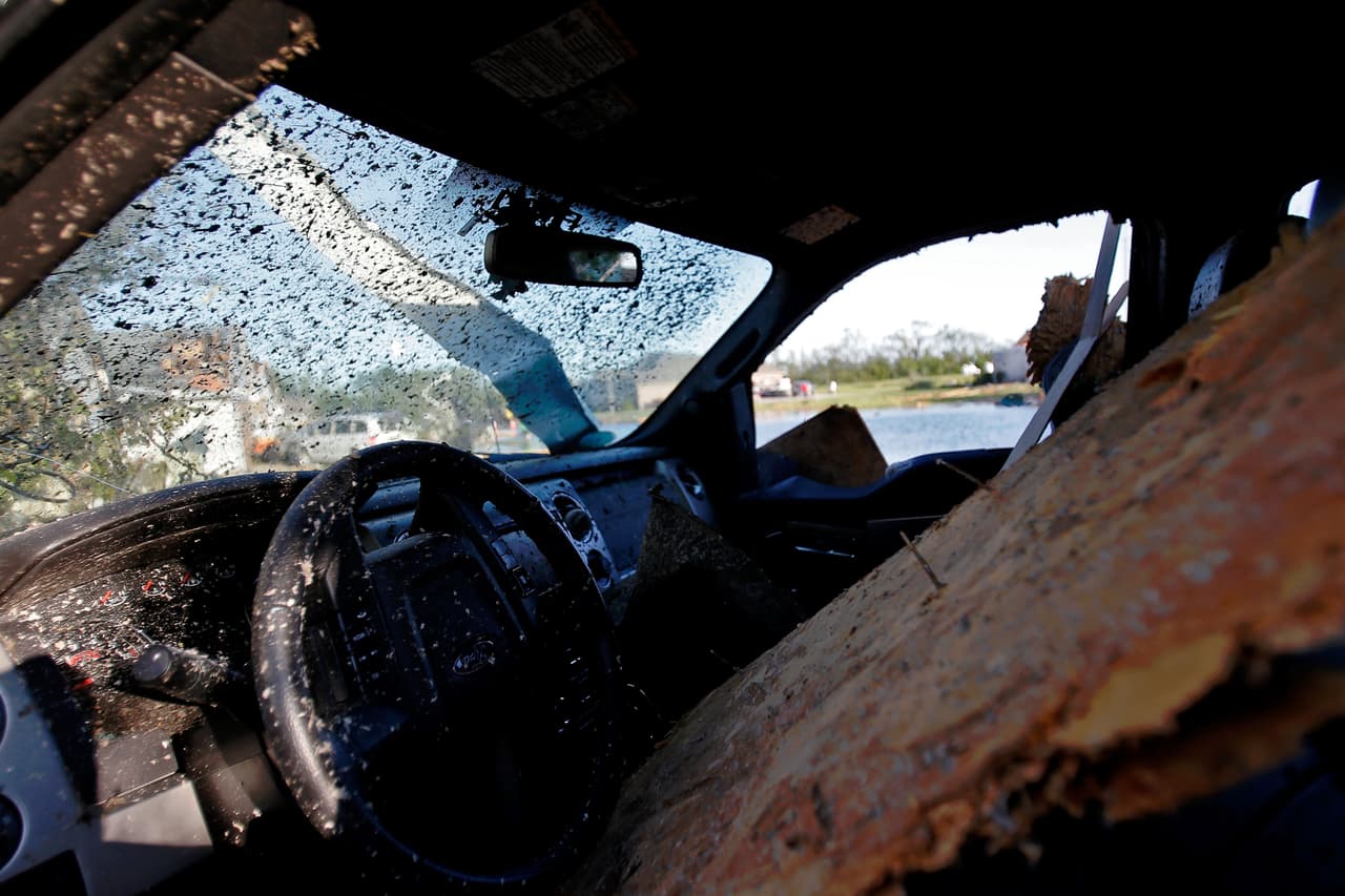 "Si no recogemos (los escombros) y vuelven las tormentas severas con fuertes vientos lo que vendrá será peor", mencionó Halliday.