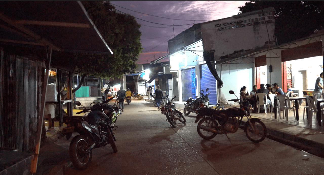 La 40, calle de San José del Guaviare, a orilla del río Guaviare.