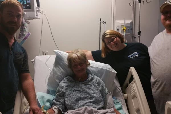 Roberta Ursrey pide ayuda económica para el tratamiento de su mamá