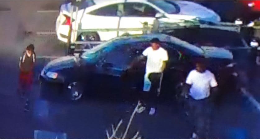 Los sospechosos con el vehículo en el que huyeron del área.