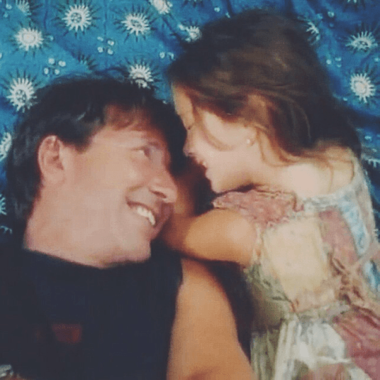 Sin embargo, no queda del todo claro si las escenas fueron tomadas del álbum familiar o actuadas. En cualquier caso, ya desde entonces cautivó a los fans de su papá.