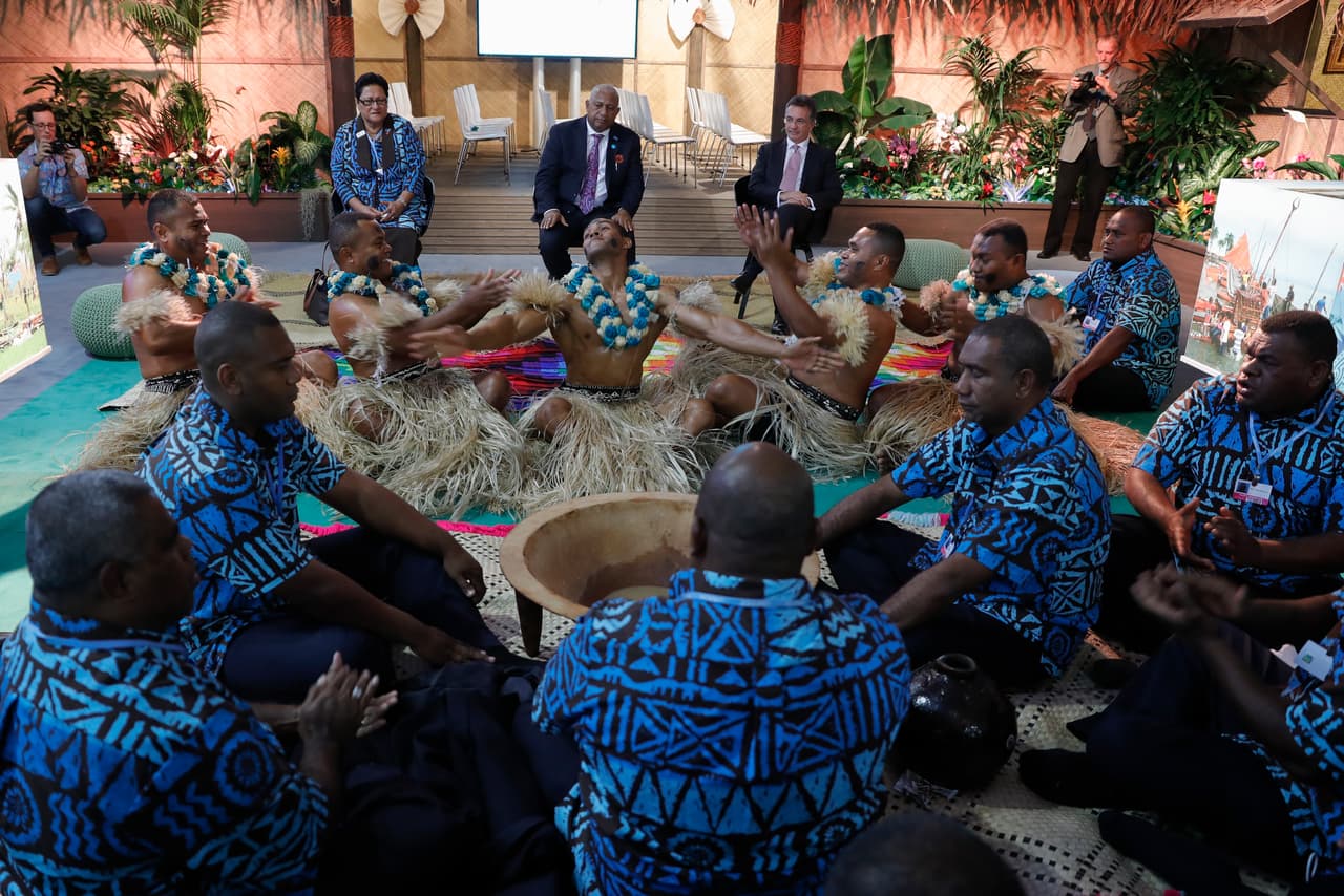 Un grupo cultural de Fiji comparte su cultura y tradiciones con los asistentes a la conferencia. Según la organización, hay unos 25,000 participantes.