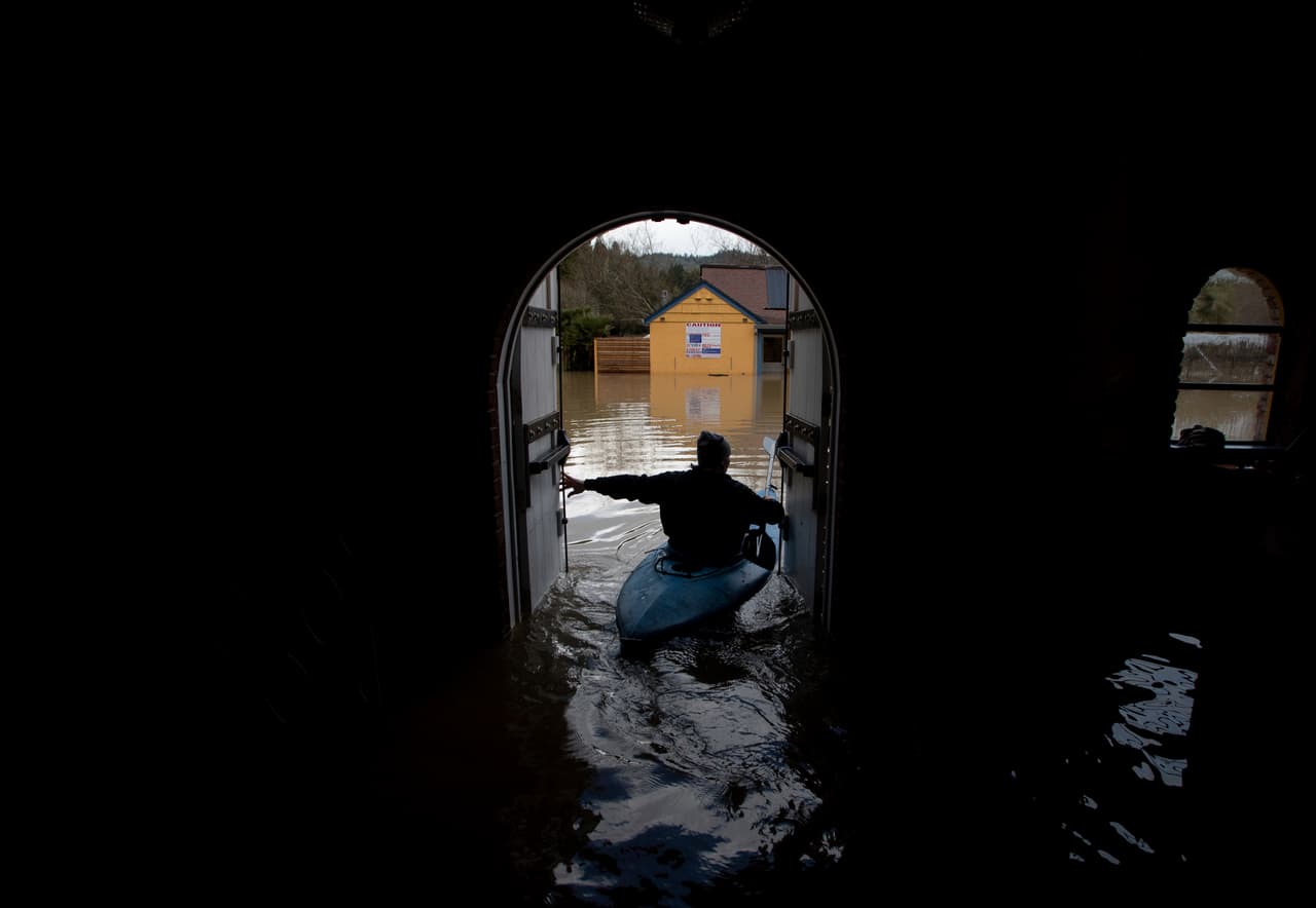 El recorrido en la pequeña embarcación través del Surrey Resort inundado ocurrió el viernes 15 de febrero de 2019. (Foto AP / Josh Edelson)