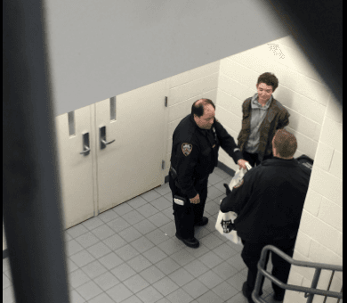 Dos mujeres jóvenes fueron detenidas y las autoridades revisaron sus pertenencias luego de que se manifestaran con sus senos al aire al votar en el mismo centro donde pasadas las 10:00 de la mañana votaría el republicano Donald Trump.