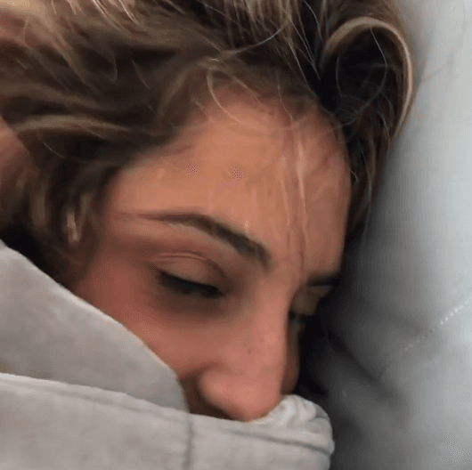 "¡Mia, despiértate de verdad! Despiértate un momentico es papá, un besito", dice Raúl de Molina a su hija mientras se acerca a ella para darle un beso de buenos días.