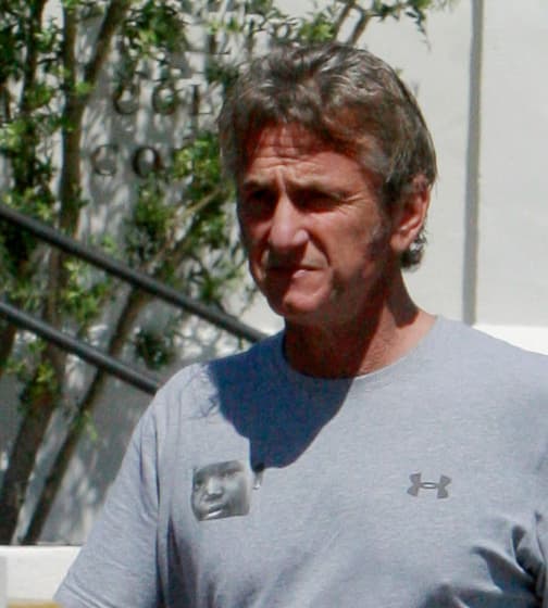 Sean Penn lleva la cara de Jackson, el hijo de Charlize, en su playera.