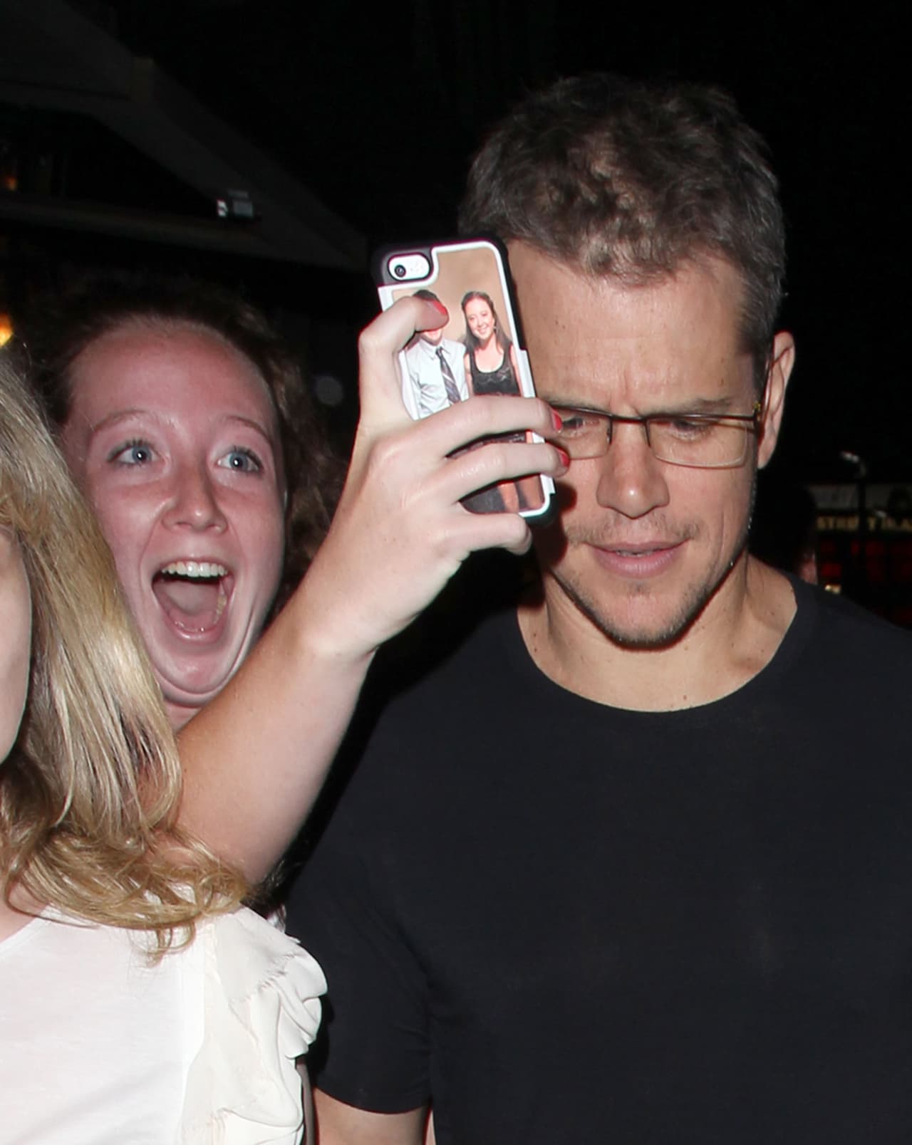 Una chica persiguió a Matt Damon para sacarle una foto.