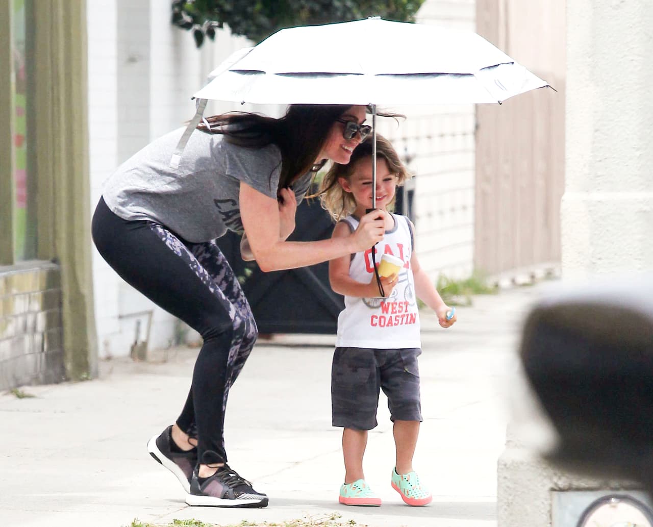 ¡Qué ternura! Megan Fox protege a su pequeño con esta sombrilla.
