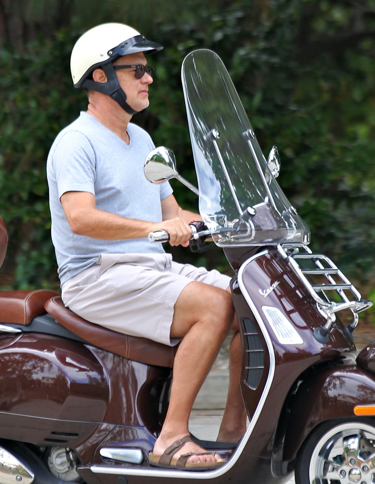 ¡Pip pip! Quítense que ahí va Tom Hanks en su scooter.