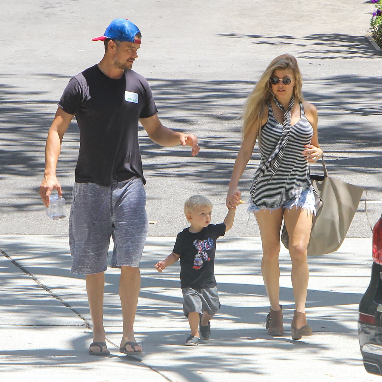 Fergie y Josh Duhamel paseando con el pequeño Axel. ¡Qué linda familia!