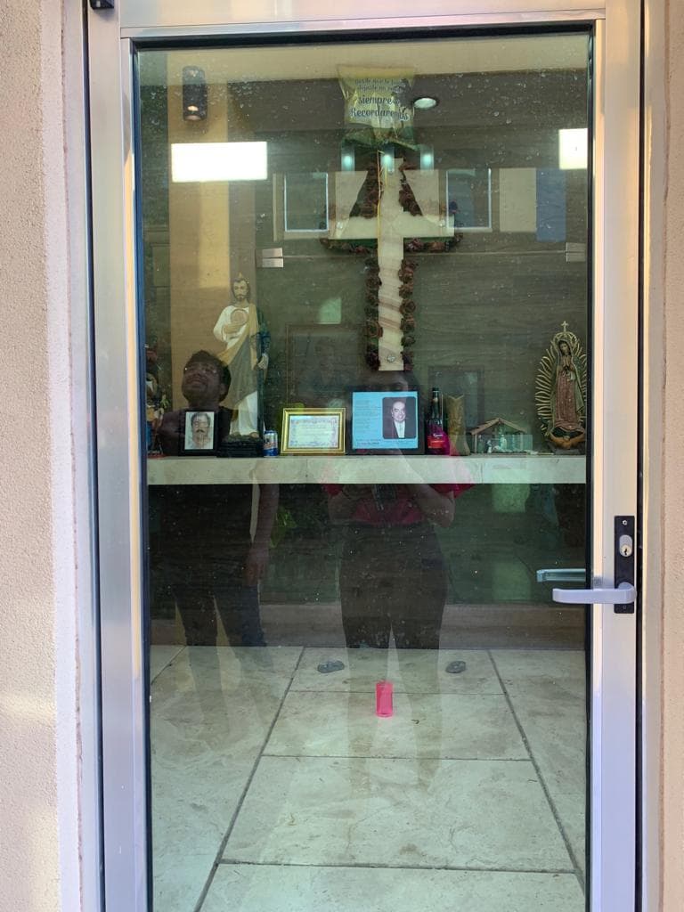 "Hay desde tumbas muy sencillas hasta mausoleos donde descansan figuras como lo son Nacho Coronel, Arturo Beltrán Leyva, sicarios y familiares de Joaquín ‘El Chapo' Guzmán, de El Mayo Zambada”, comenta Carlos Rosas, director de Café Negro Portal.