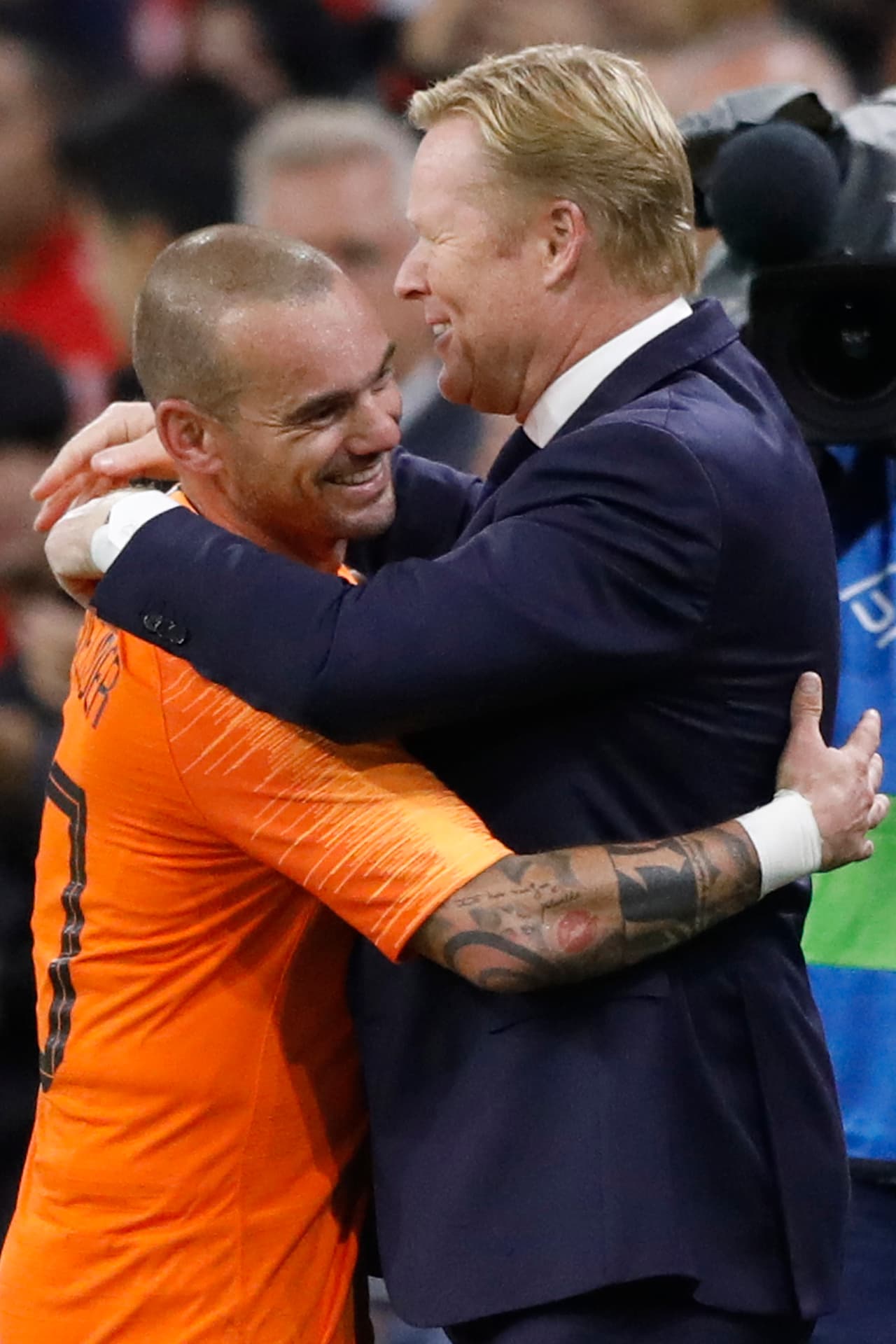 En el banquillo, lo recibió el técnico Ronald Koeman, quien le dio su última oportunidad para decir adiós y que entiende lo que es despedirse como ídolo de la selección de Países Bajos.