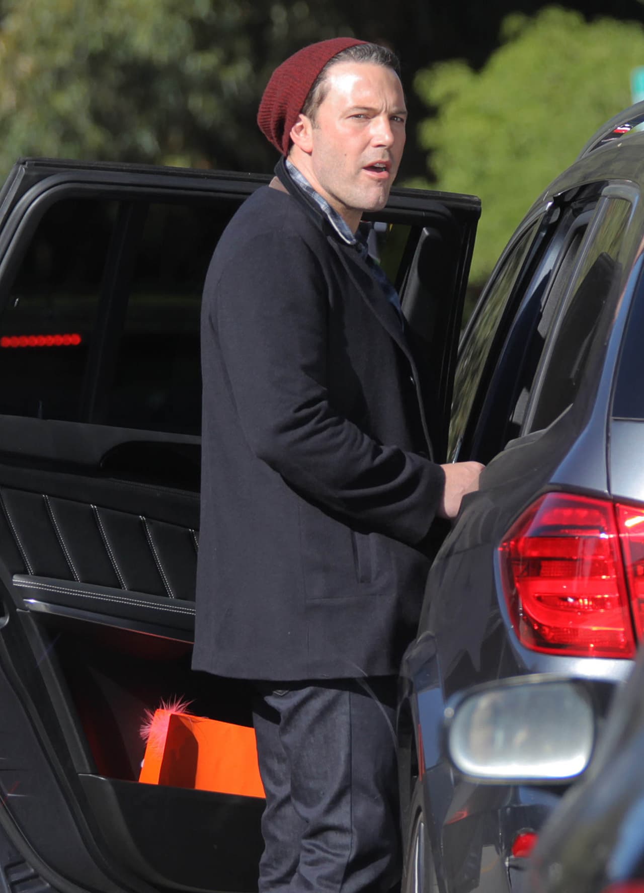 No se le vio muy contento tras darse cuenta que los paparazzis estaban presentes.