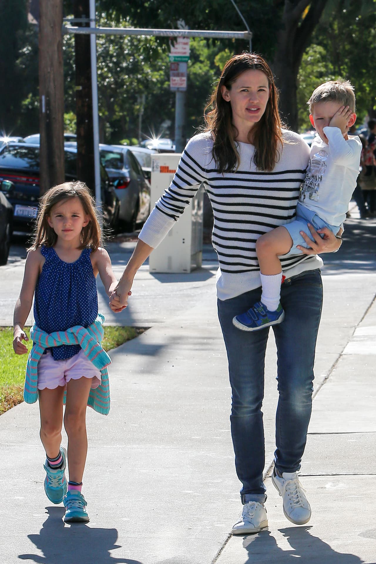 Jennifer es una mamá que siempre cuida a sus hijos y está al pendiente de ellos todo el tiempo.