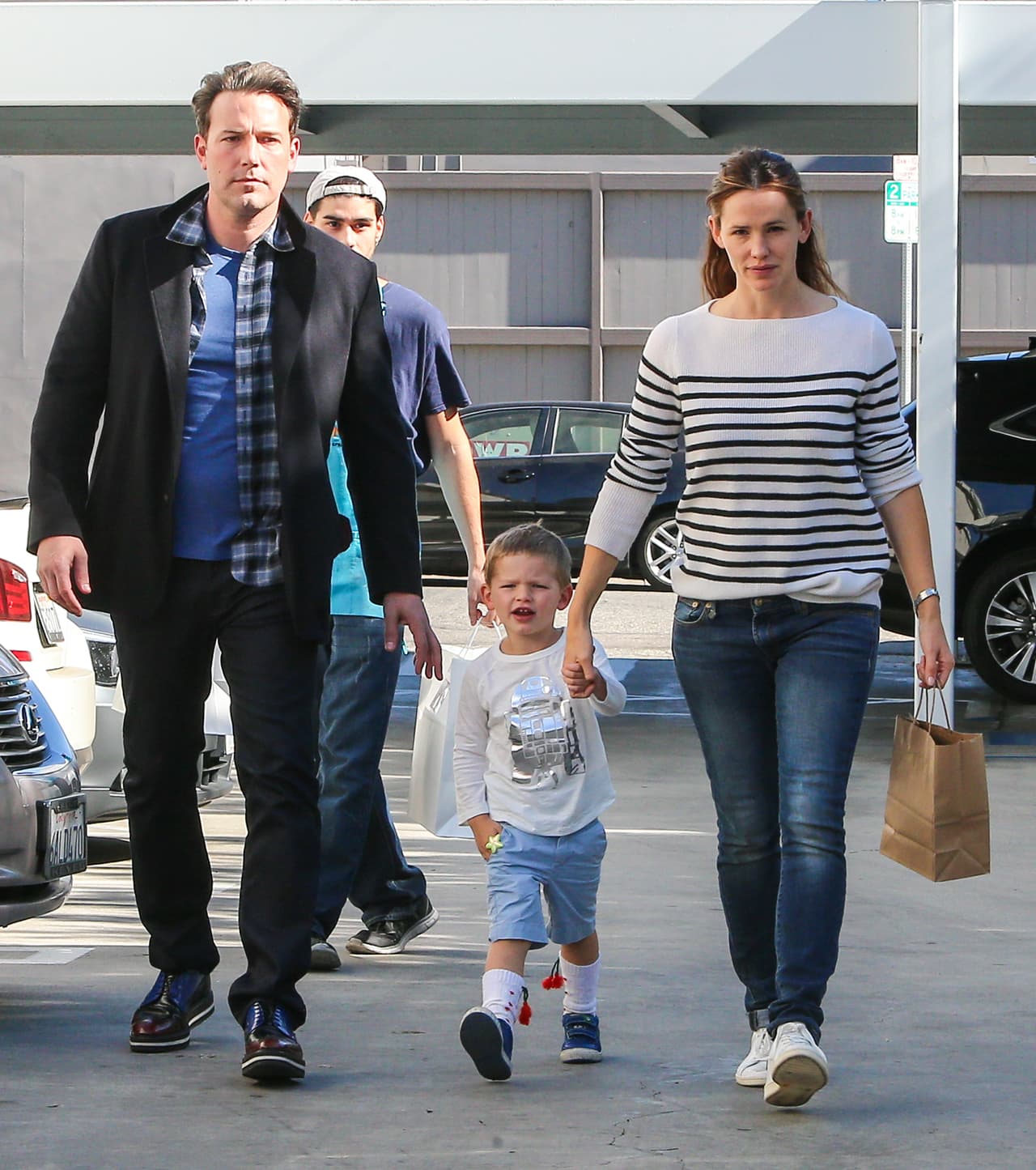 Ambos actores tomaron de la mano al travieso Samuel al salir del estacionamiento.