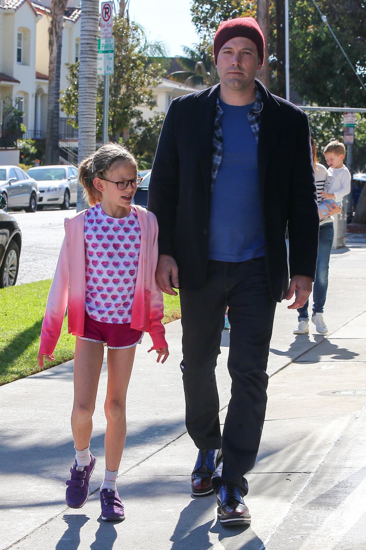 Violet, la más grande los tres hijos de la ex pareja caminaba al frente con su papi.