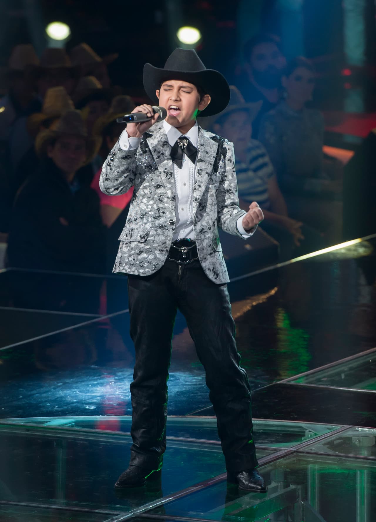 Esta octava gala se puso color de hormiga, se vivió de todo, desde un pleito entre Belinda y Ha Ash, Max Cervantes le declaró su amor a María León, quien fue eliminada junto con los Monsiváis.