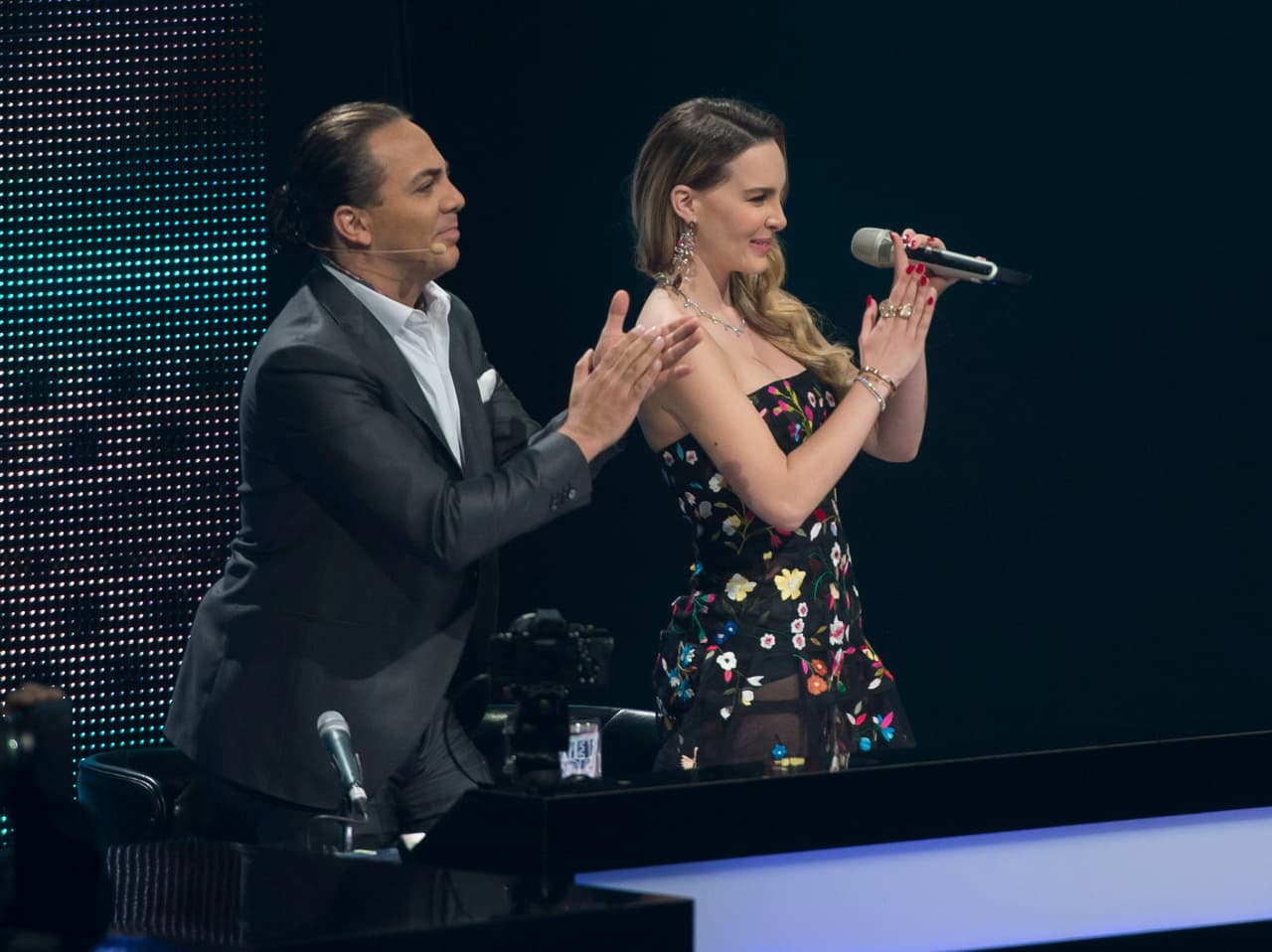 Esta octava gala se puso color de hormiga, se vivió de todo, desde un pleito entre Belinda y Ha Ash, Max Cervantes le declaró su amor a María León, quien fue eliminada junto con los Monsiváis.