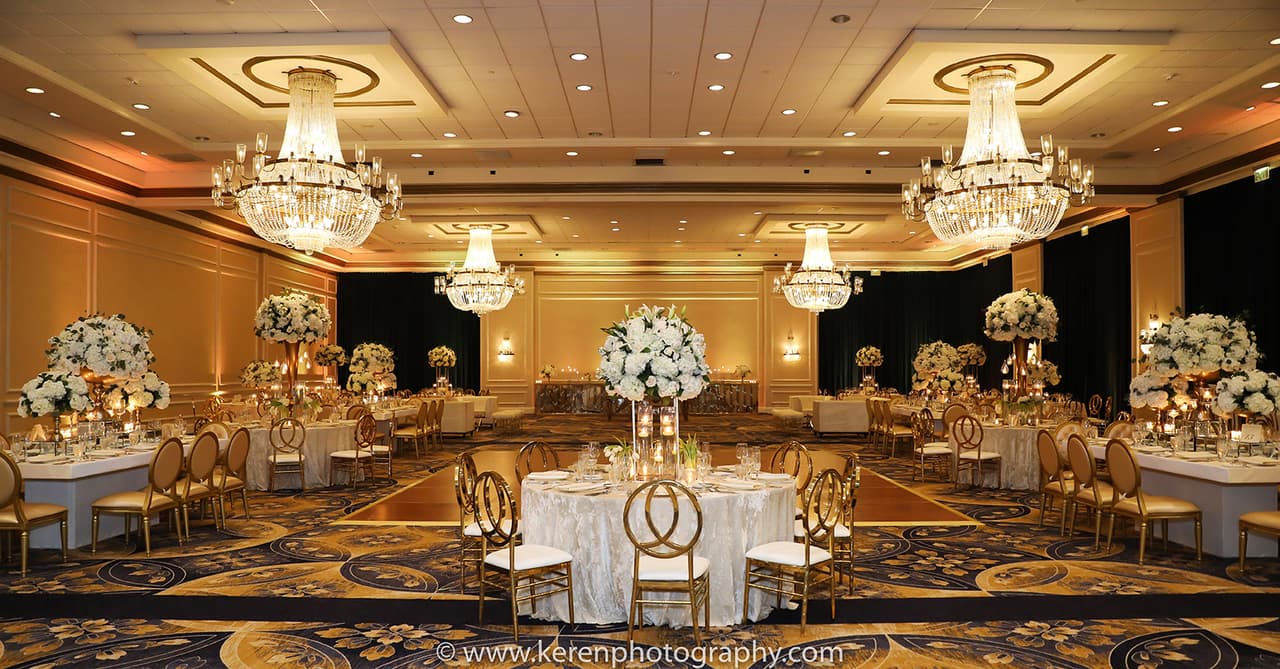 Así lucían las mesas en donde se sentaron los 140 invitados.