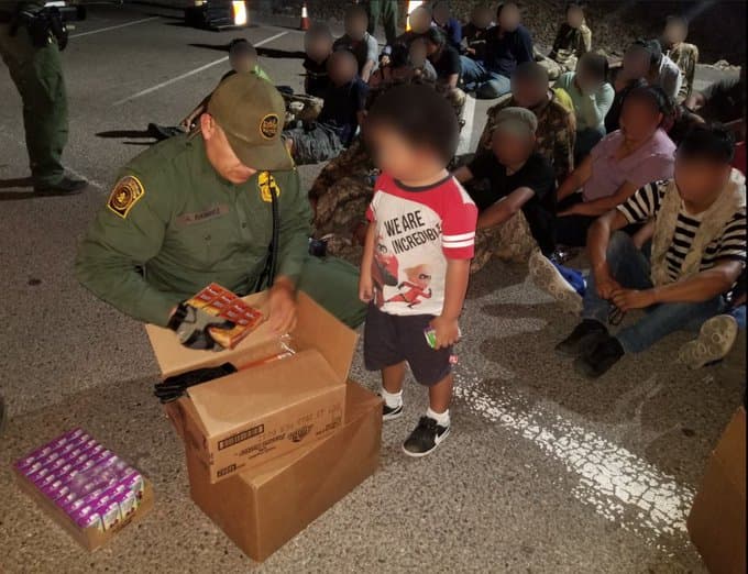 Incluso niños y adolescentes han viajado dentro de contenedores.