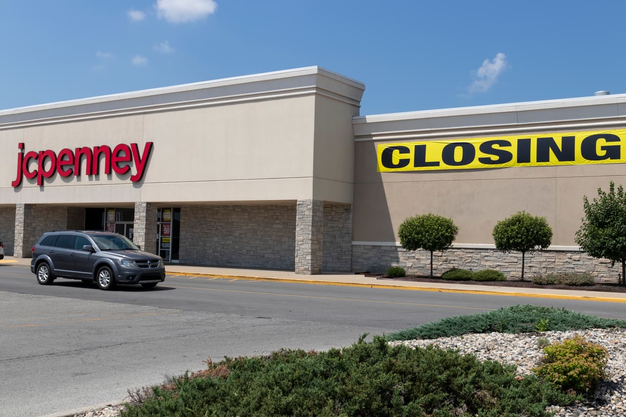 <b>Puesto 13. J.C. Penney Company.</b>
<br>
<br>Locales cerrados: 242.
<br>
<br>Marca afectada: J.C. Penney.
<br>
<br>Dos meses después de la llegada de la pandemia esta compañía solicitó protección por bancarrota. Para diciembre de 2020, la compañía ya había cerrado 150 ubicaciones y otras 15 se cerraron a principios de 2021.
<br>
<br>Como otras empresas que forman parte de esta lista, J.C. Penney ha dependido de las ventas en los centros comerciales estadounidenses. Muchos se han visto severamente afectados por la reducción del tráfico peatonal, incluso desde antes de la pandemia.
<br>