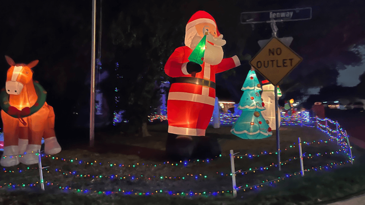 En esta casa, por ejemplo, hay grandes inflables para que los niños puedan disfrutar de las figuras gigantes de Santa Claus, renos y pinos.