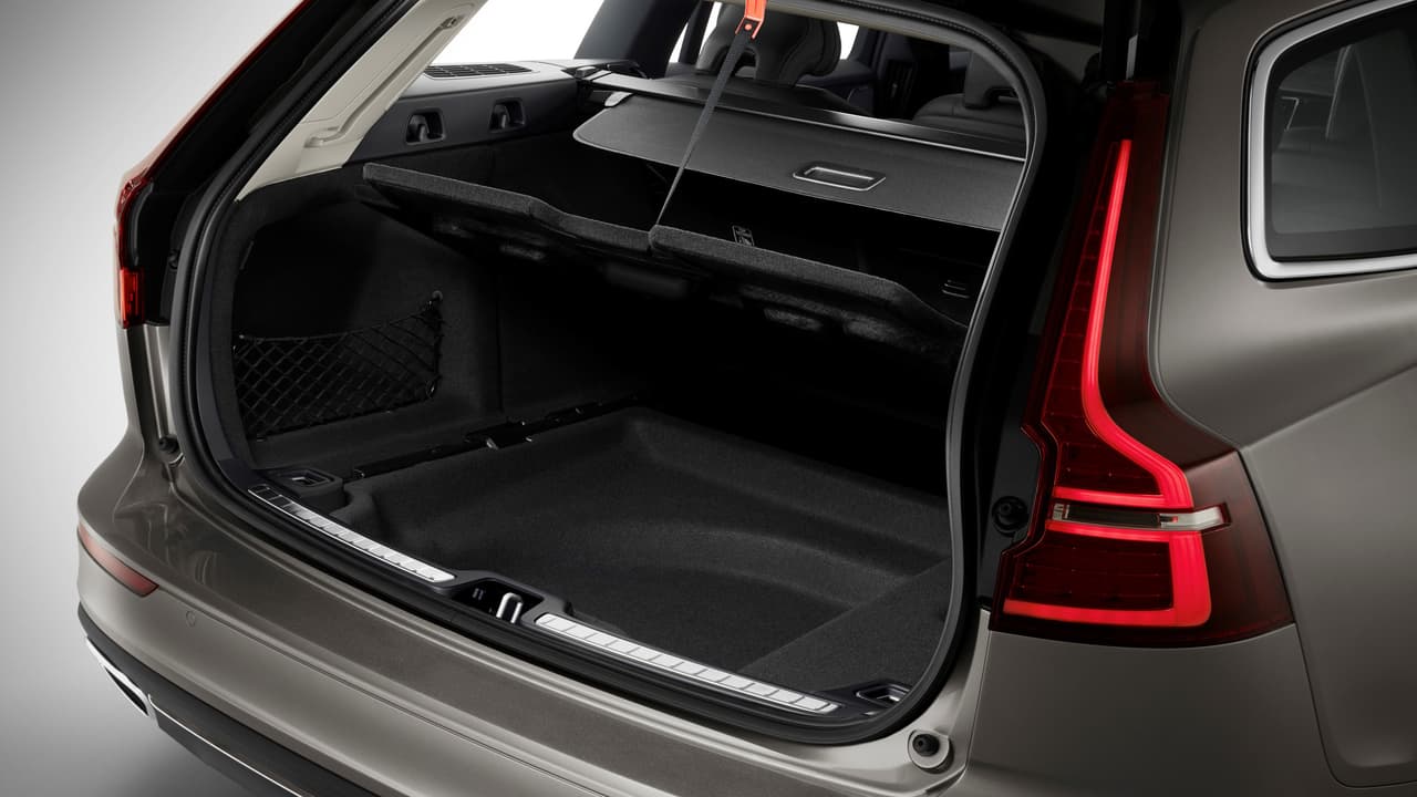 El área de carga de la nueva Volvo V60 no solo es más amplia que la de su predecesora sino también más
<b> versátil y práctica</b> gracias a un doble fondo donde se pueden asegurar ciertas o simplemente guardar objetos sucios protegiendo al espacio.
<br>
<br>Los precios y disponibilidad de la nueva Volvo V60 2019 será anunciados más cerca a su fecha de lanzamiento.